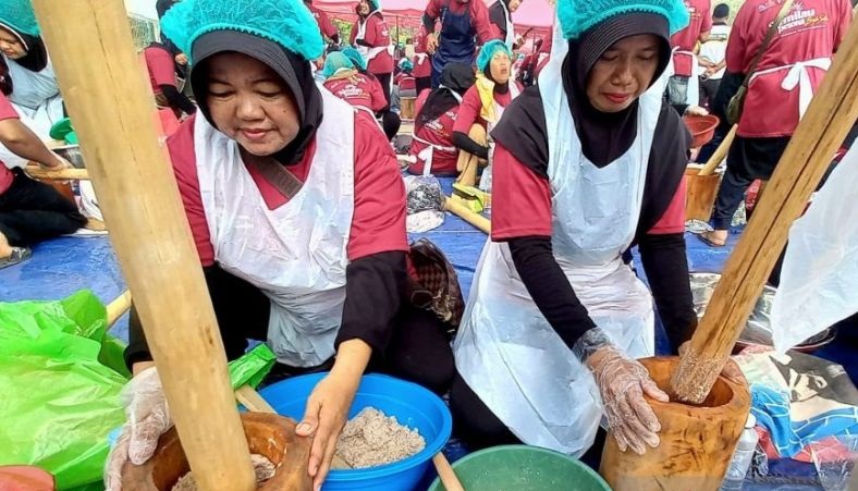 300 Orang Bikin 300 Kg Terasi Pakai 100 Lesung, Bangka Selatan Raih Rekor Dunia
