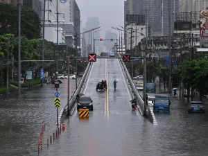 Bangkok Dikepung Banjir, Hu...