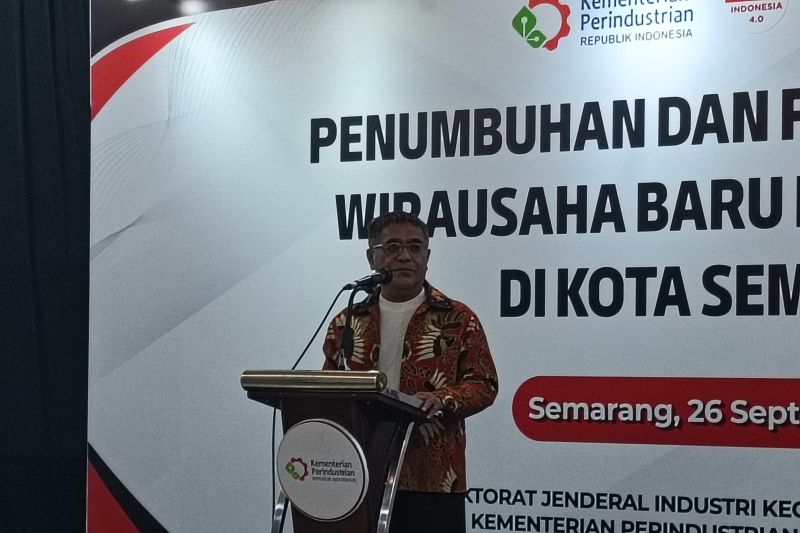 Batik Tak Lagi Terlihat Jadul, Begini Cara Menyesuaikan D...
