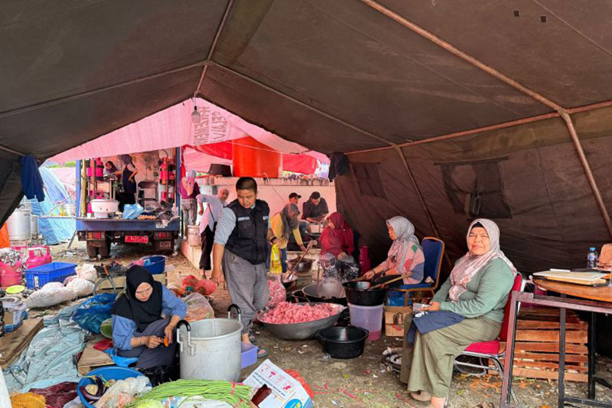 Dapur Umum Kemensos Melayani Warga Terdampak Banjir Bandang Arosuka Solok