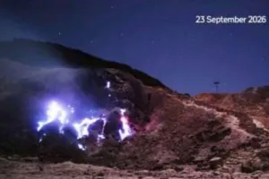 Gas Beracun di Balik Fenomena Sinar Api Biru Papandayan