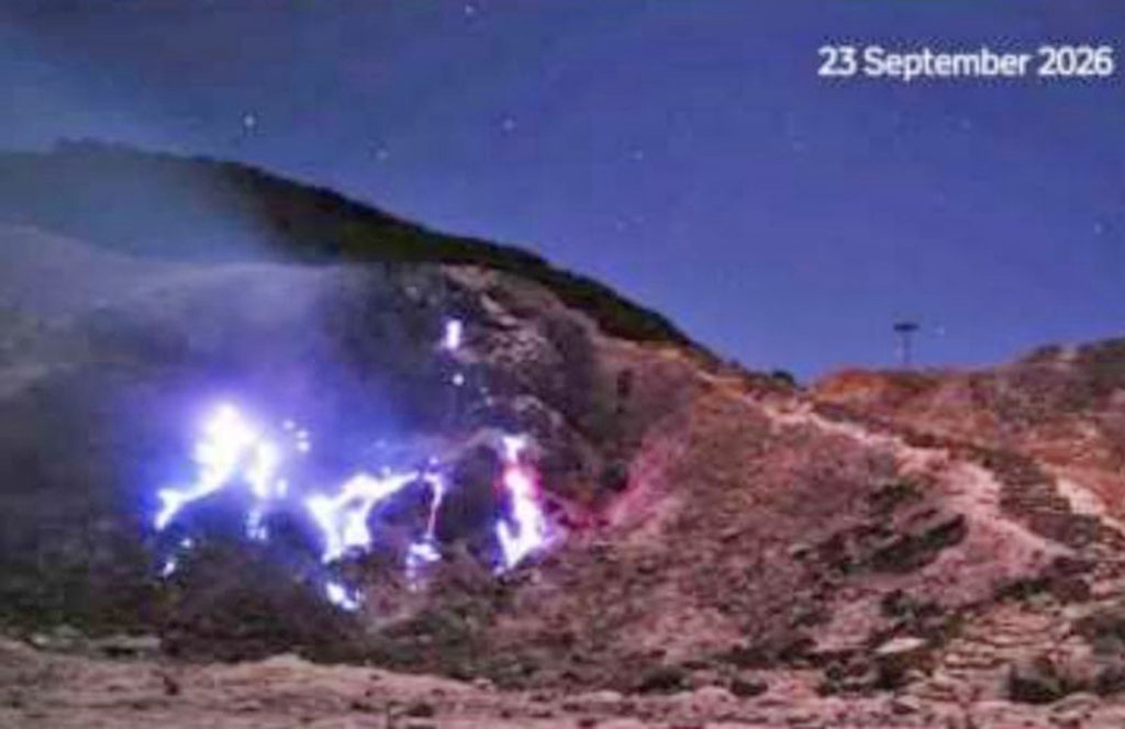 Blue Fire Papandayan, Bahaya Gas Beracun Tapi Bisa Jadi Wisata Baru