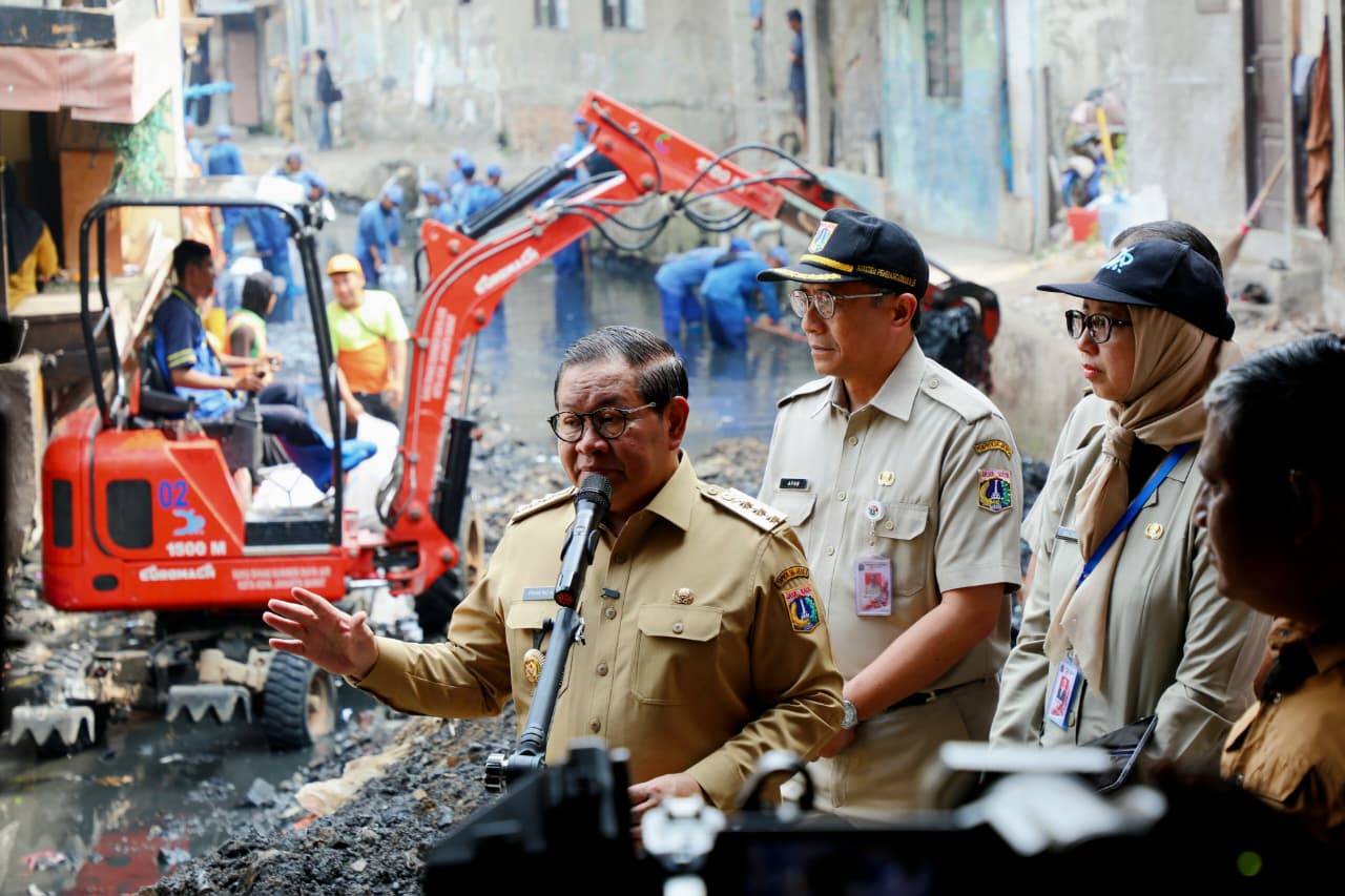 Gubernur Pramono Minta Warga Tak Buang Sampah ke Anak Kal...