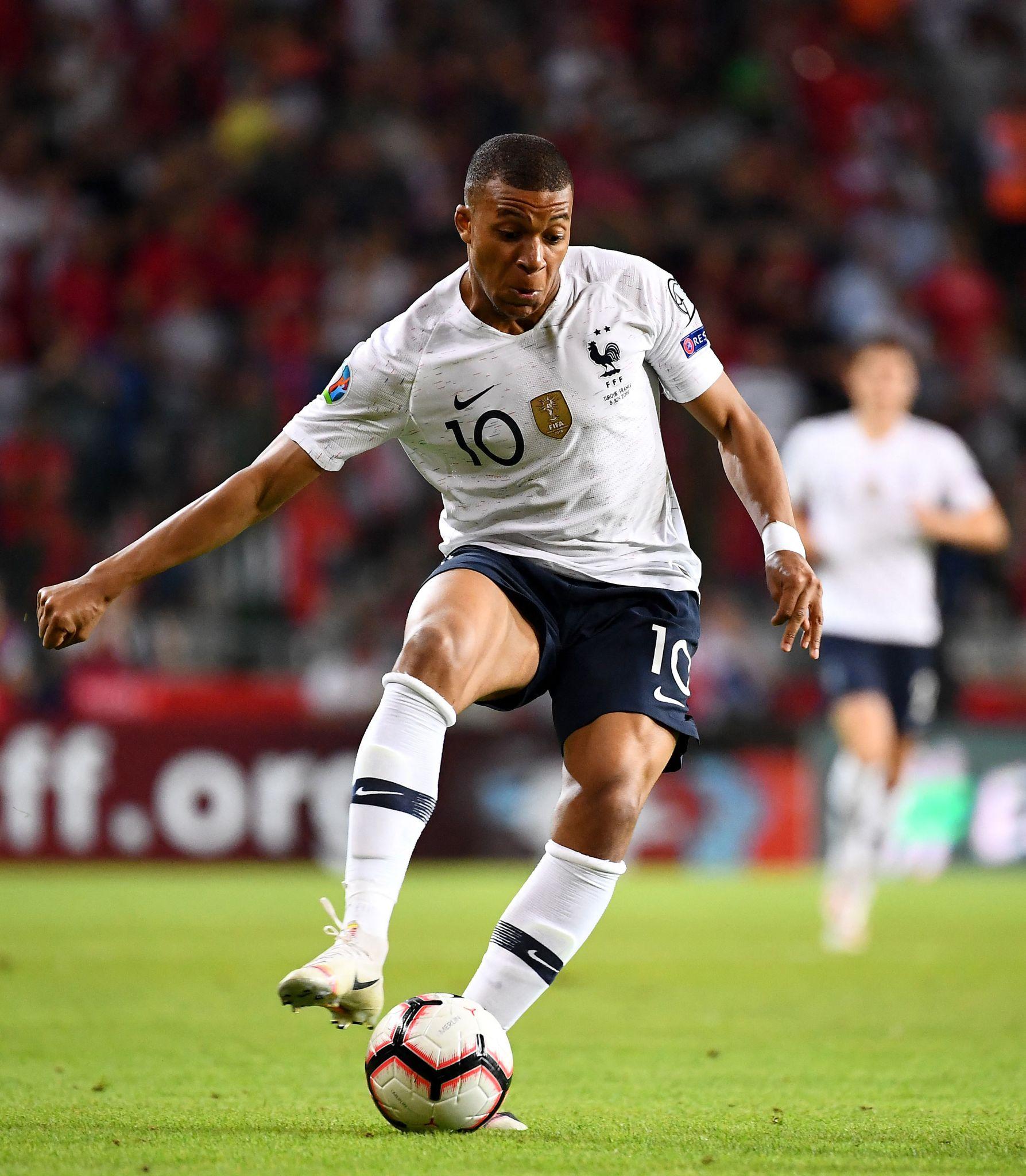 Mbappe Cedera Lutut, Tinggalkan Timnas Prancis dan Kembal...
