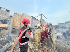 Polda Metro Jaya Buka Dapur Lapangan untuk 380 Warga Terdampak Kebakaran Ancol