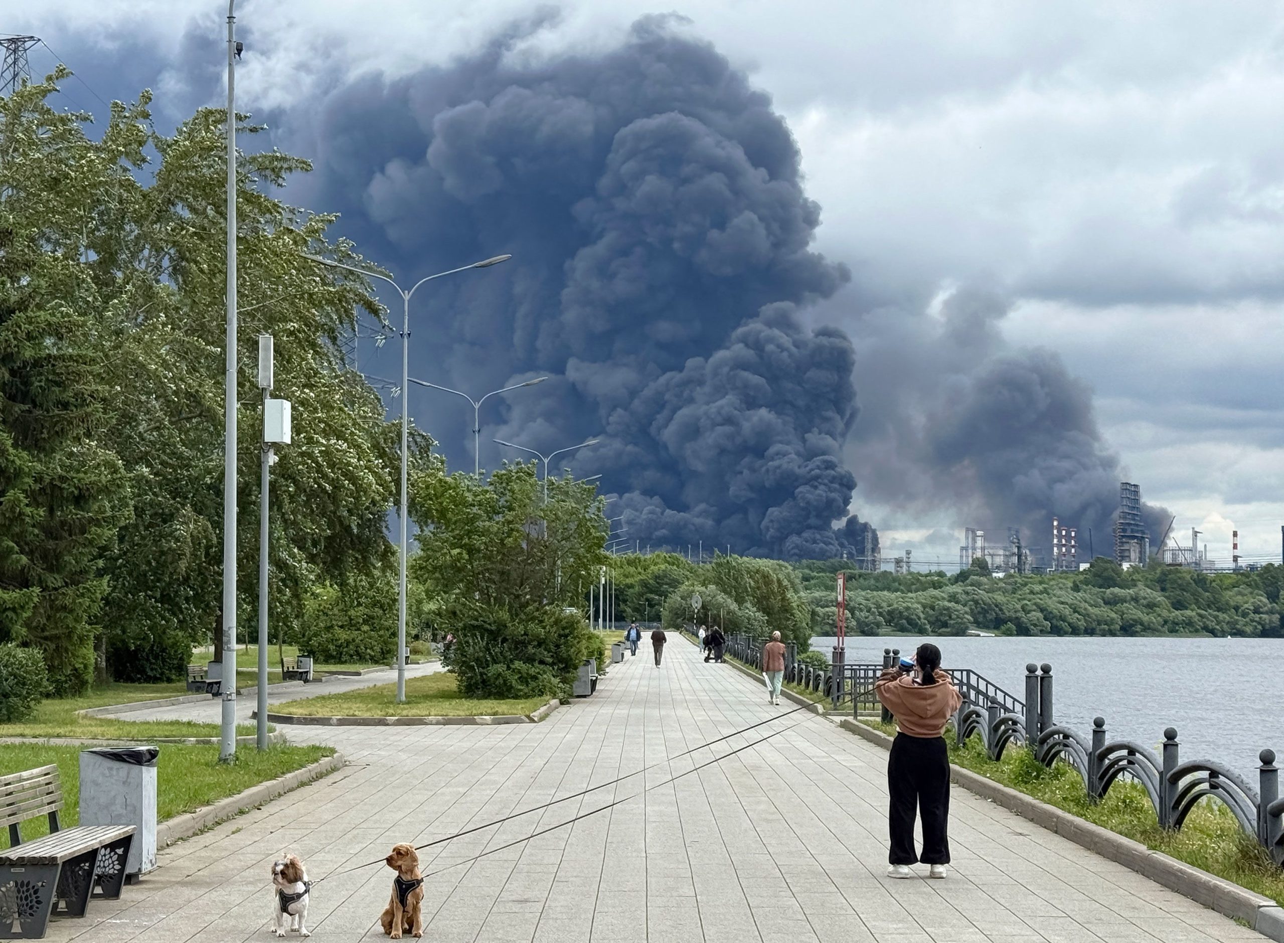 Ukraina Beri Sinyal Hentikan Serangan ke Kilang Minyak Ru...
