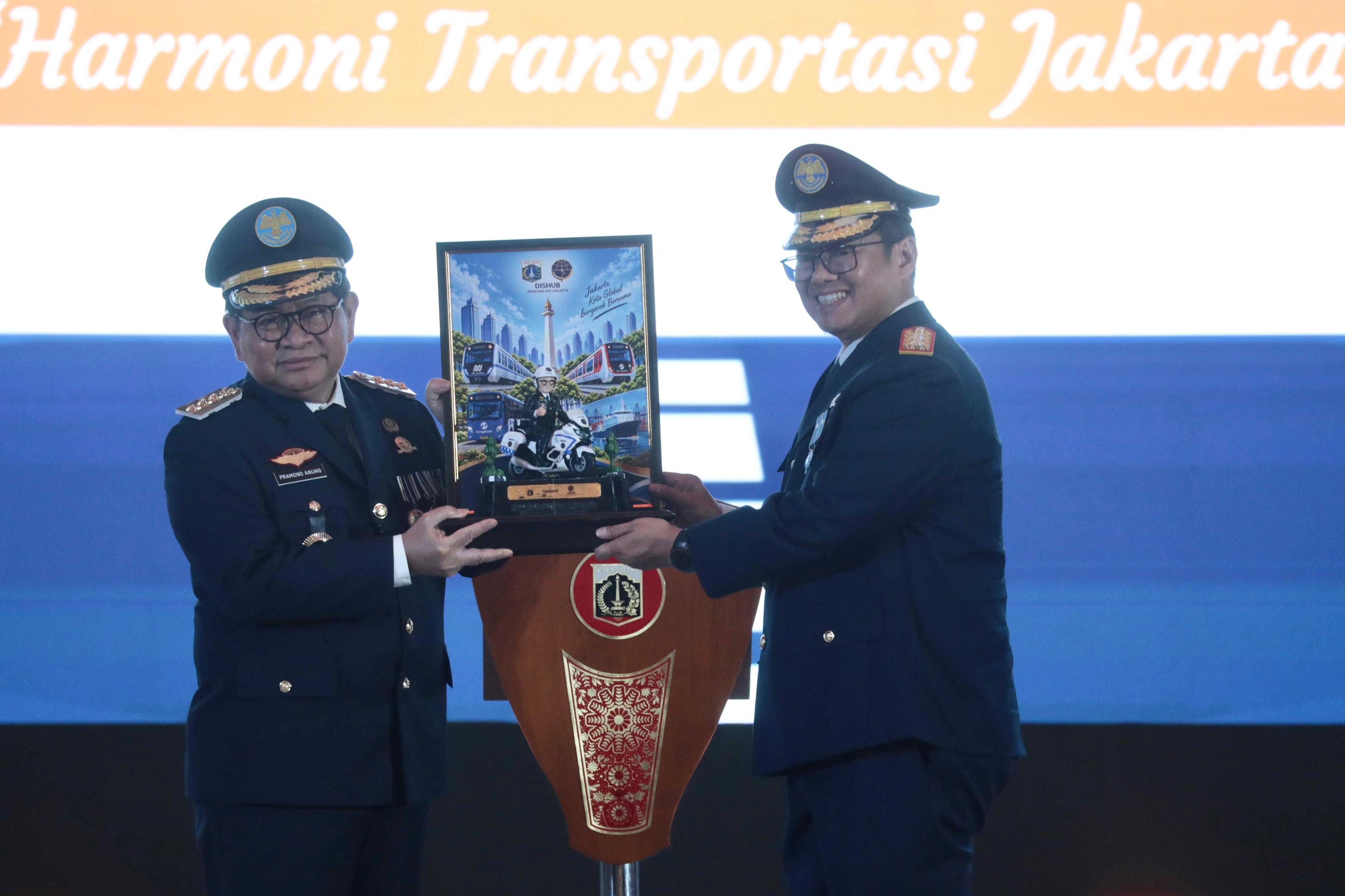 Gubernur Pramono Sebut Layanan Transportasi Publik Jakart...