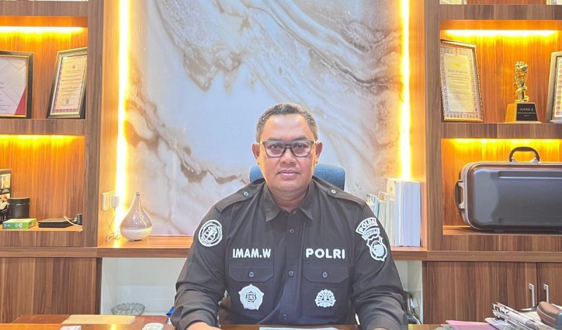 Julurkan Lidah saat Amankan Demo, Oknum Polisi Polda Beng...