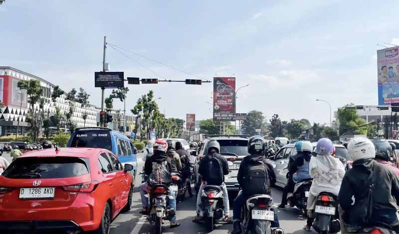 Kelewat Batas Wajar! Kotak Lampu Lalu Lintas di Kota Band...