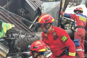 Tiga Bangunan di Bandung Tertimpa Reklame Roboh, Tim Gabungan Langsung Bertindak