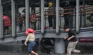 BMKG Prakirakan Cuaca Jakarta Cerah Pagi, Hujan Ringan hingga Sedang Sore-Malam