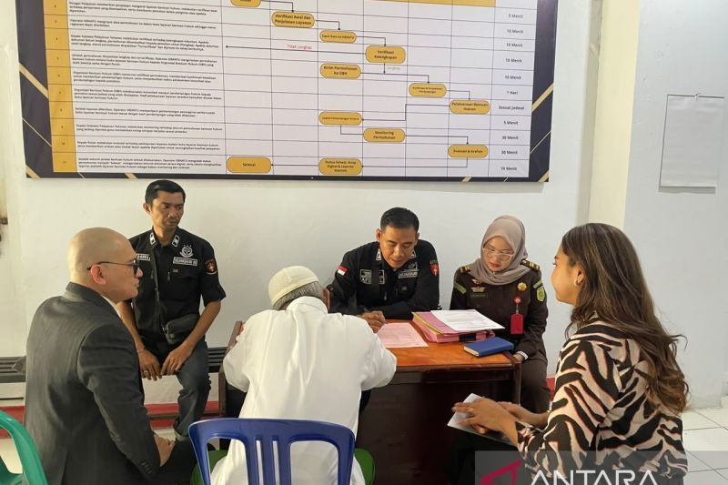 Kejari Bukittinggi Serahkan Tersangka dan Barang Bukti Ka...