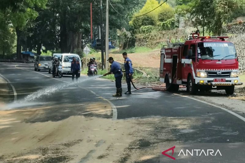 Usai Evakuasi Kendaraan yang Terlibat Kecelakaan, Polres Cianjur Pastikan Jalur Cianjur–Bogor Kembali Normal Kedua Arah