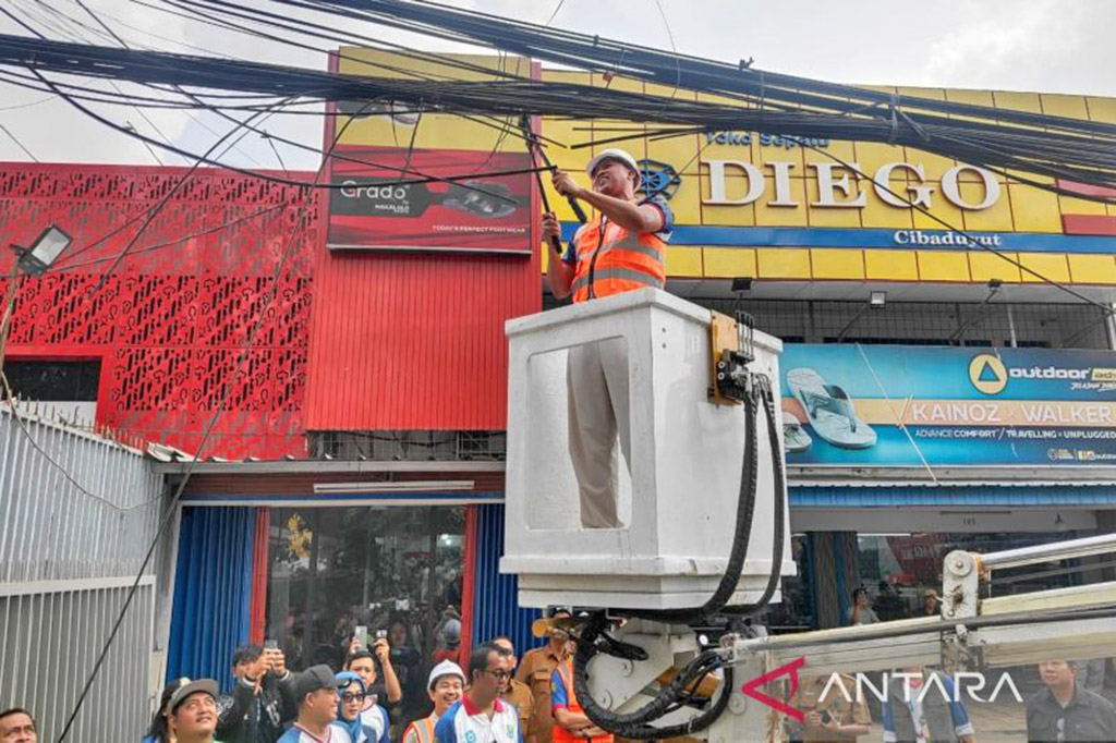 Wali Kota Bekasi Turun Langsung Potong Kabel Semrawut