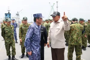 Atas Nama Negara, Menhan Sjafrie Anugerahkan Satyalancana Dharma Samudera kepada Personel JMSDF yang Terlibat Penanganan Karhutla