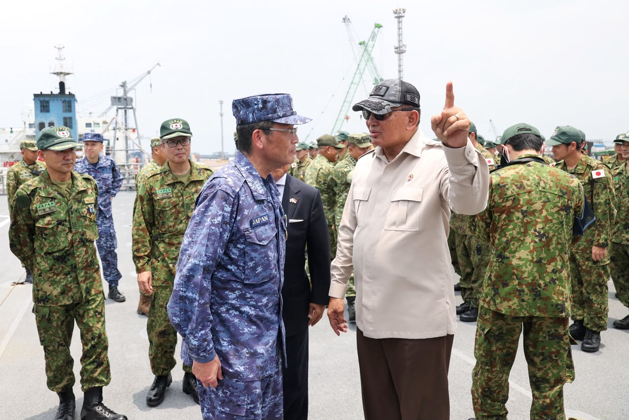 Atas Nama Negara, Menhan Sjafrie Anugerahkan Satyalancana Dharma Samudera kepada Personel JMSDF yang Terlibat Penanganan Karhutla