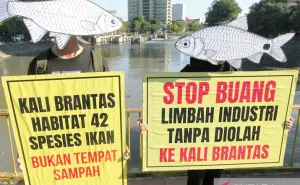 Geger Sungai Brantas Mendadak Berubah Warna Ungu, Pemkot Malang Siap Cabut Izin Pabrik Nakal