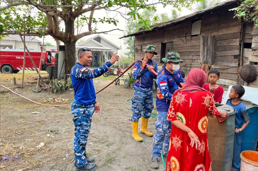 Kemarau Melanda, Lanud Sjamsudin Noor Kembali Salurkan Air Bersih untuk Warga.