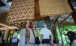 Kemenpar Dorong Wisata Batik Jadi Tren Baru, Wisatawan Diajak Rasakan Langsung Proses Membatik