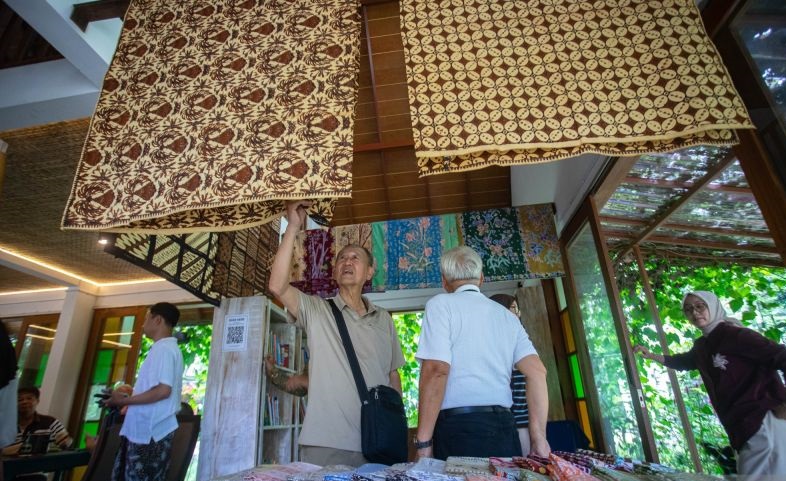 Kemenpar Dorong Wisata Batik Jadi Tren Baru, Wisatawan Diajak Rasakan Langsung Proses Membatik