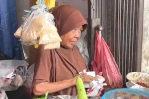 Rusmini, Lansia 73 Tahun Penjual Sayur di Pasar Kedip Kebayoran Lama