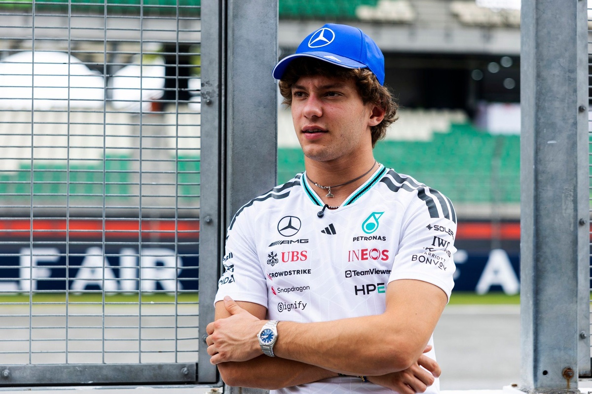 Antonelli Sambut Hujan di Sepang, Mobil Formula 1 2026 Si...