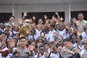 Senyum Ceria Pelajar Papua! Satgas Damai Cartenz Bagikan Tas dan Alat Tulis Gratis