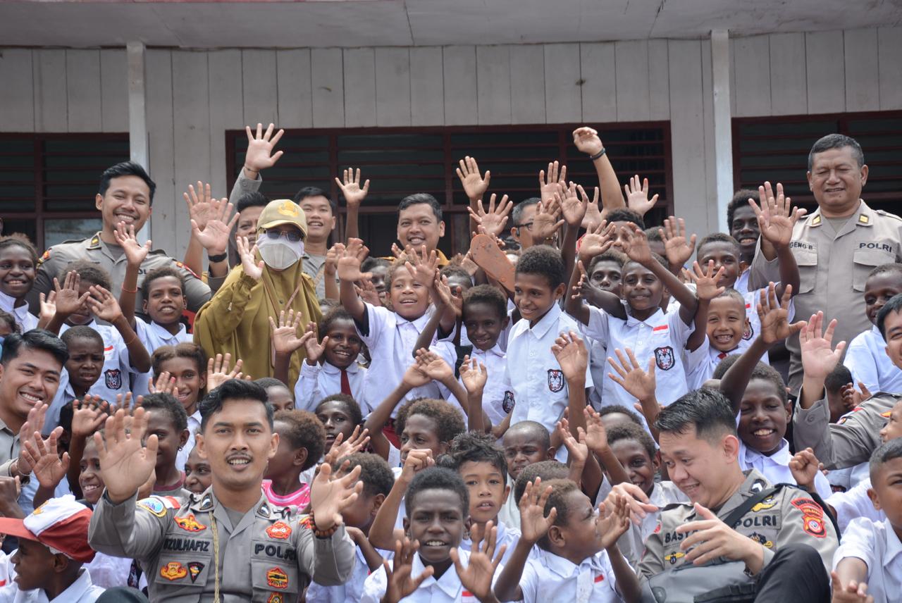 Senyum Ceria Pelajar Papua! Satgas Damai Cartenz Bagikan ...