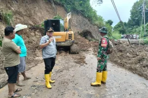 BMCKTR Sumbar Kerahkan Ekskavator Bersihkan Material Longsor di Agam.
