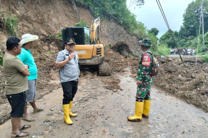 BMCKTR Sumbar Kerahkan Ekskavator Bersihkan Material Long...