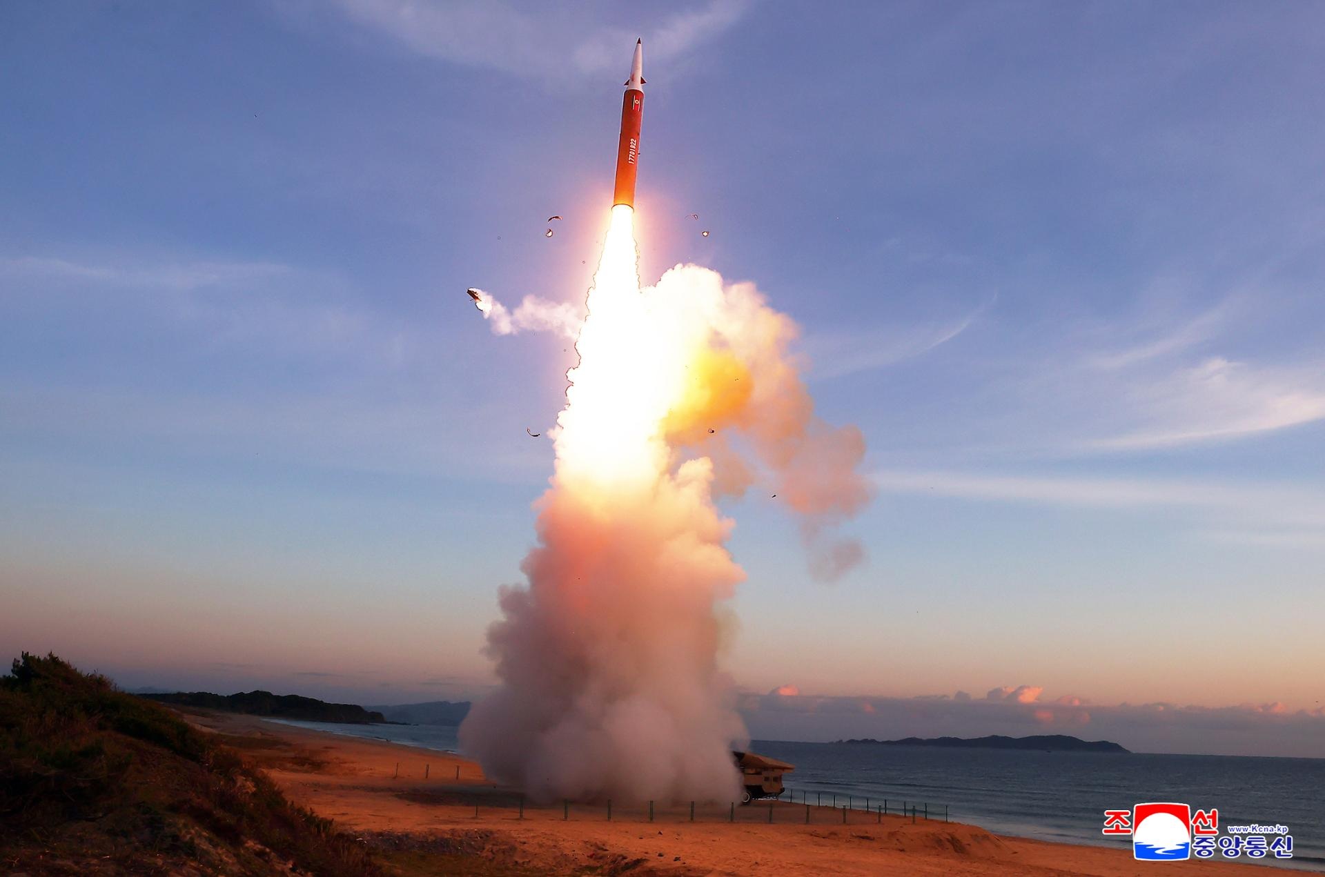 Korea Utara Kembali Luncurkan Rudal Hipersonik ke Laut Timur
