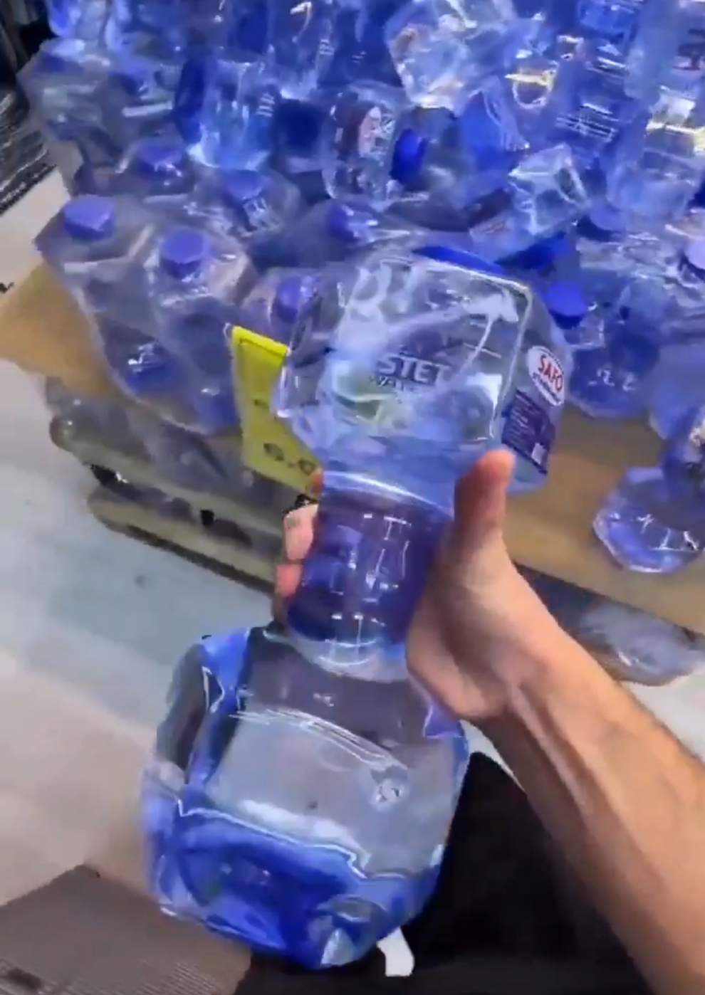 Uzbekistan Kemas Air Mineral 5 Liter Berbentuk Dumbbell