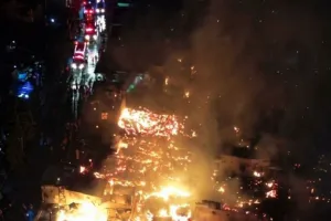 90 Personel Dikerahkan untuk Mengatasi Kebakaran Permukiman di Tenggarong