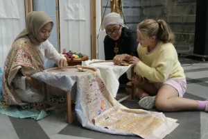 Sulam Kapalo Samek Go Internasional, Dibawa Dekranasda Padang Pariaman ke Belgia.