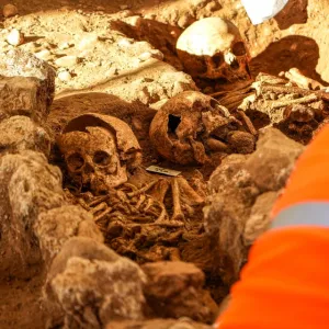 546 Makam Abad Pertengahan Ditemukan pada Proyek Kanal Prancis 