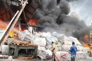 Atasi Kebakaran Pabrik di Tangerang, Sembilan Mobil Damkar Dikerahkan 