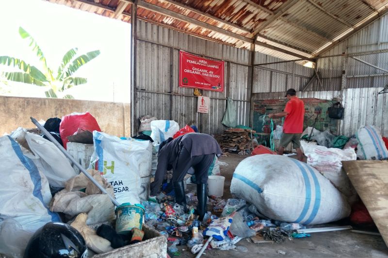 Bukan Sekadar Sampah, Botol Plastik hingga Kardus di Makassar Punya Nilai Ekonomi.