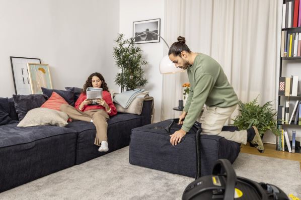 Cuci Sofa Sendiri atau Pang...