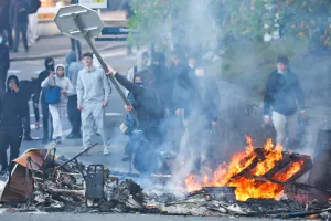 Demo Pelajar di Prancis Ric...