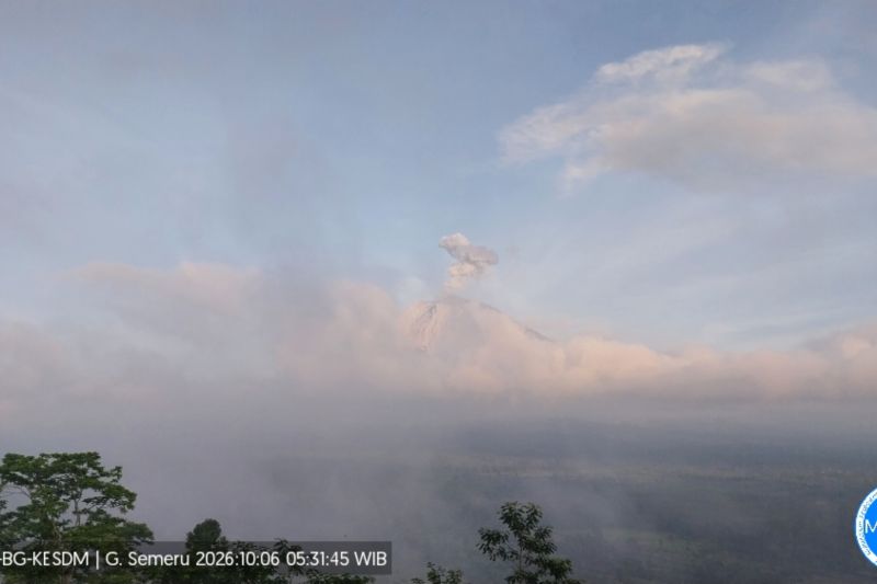 Gunung Semeru Mendadak Erupsi! Kolom Letusan Membumbung 9...