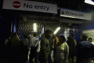 London Mendadak Gelap Gulita, Ribuan Kantor dan Rumah Lumpuh akibat Mati Lampu