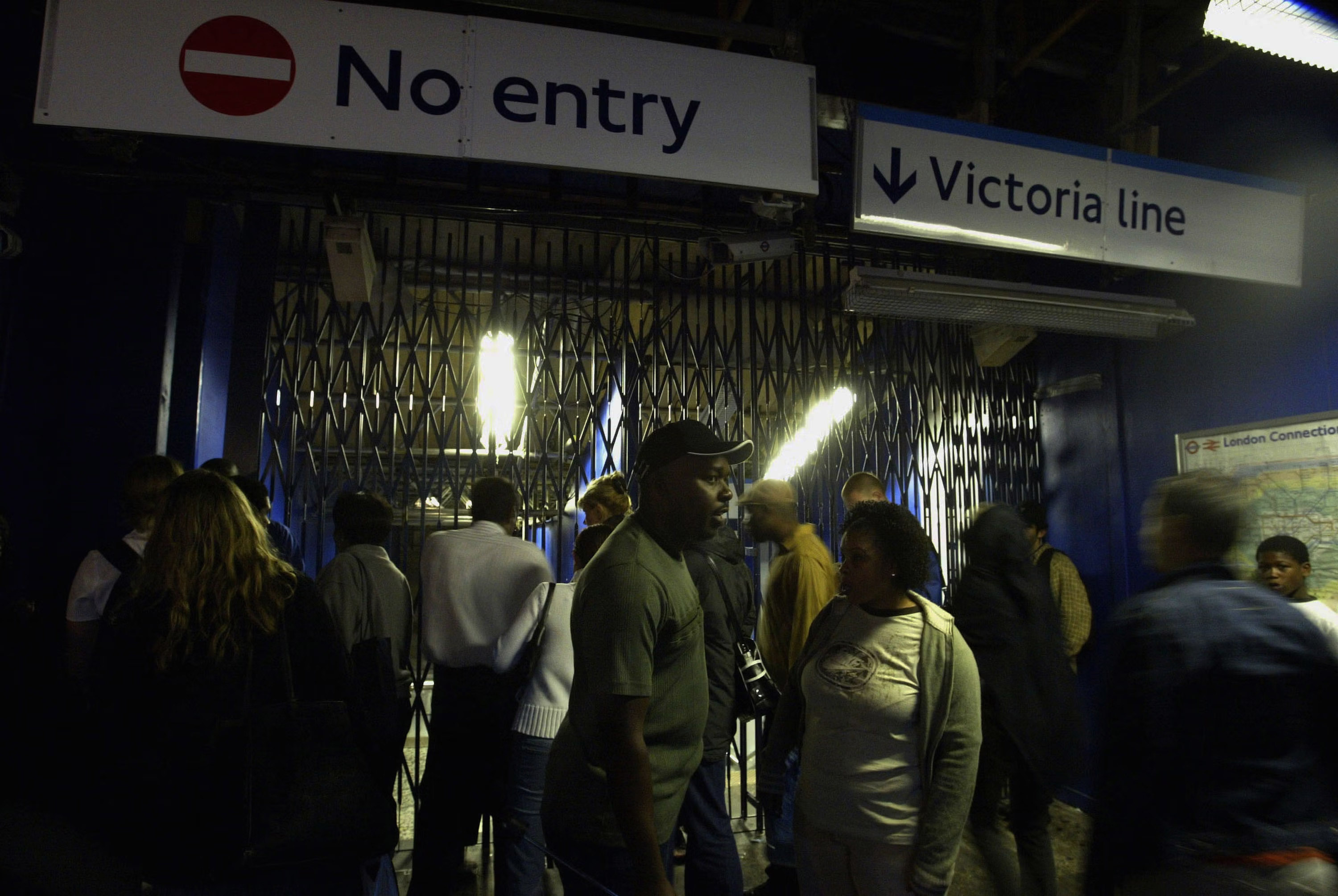 London Mendadak Gelap Gulita, Ribuan Kantor dan Rumah Lumpuh akibat Mati Lampu