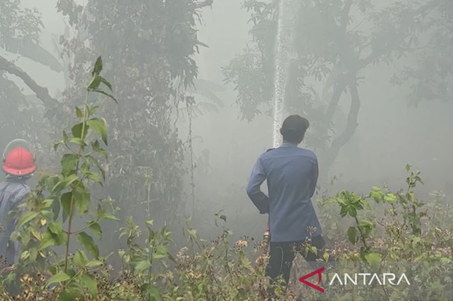Mencegah Meluasnya Api di TPAS Gunung Santri Cirebon