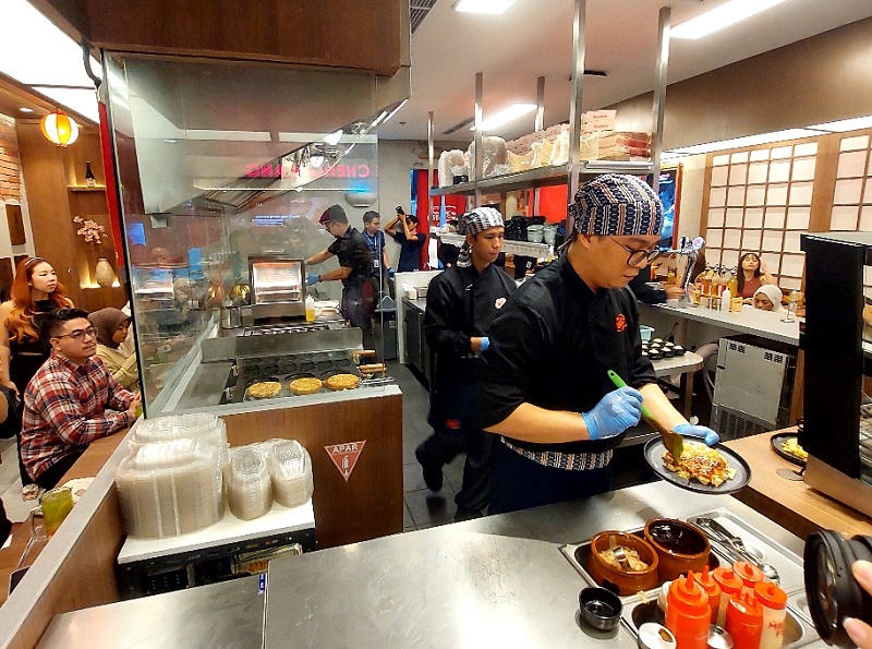 Menyusuri Yokocho Jepang di Tengah Jakarta, Takoyaki Kini...