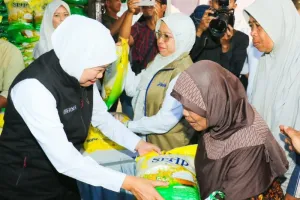 Pasar Murah Jatim Digelar, Khofifah Ungkap Strategi Jaga Daya Beli Warga di Tengah Gejolak Harga Pangan