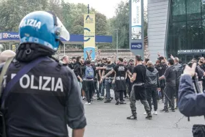 Polisi Italia Awasi 22 Supo...