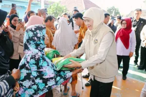 Khofifah Pastikan Stok Bahan Pokok di Magetan Aman dan Terjangkau 