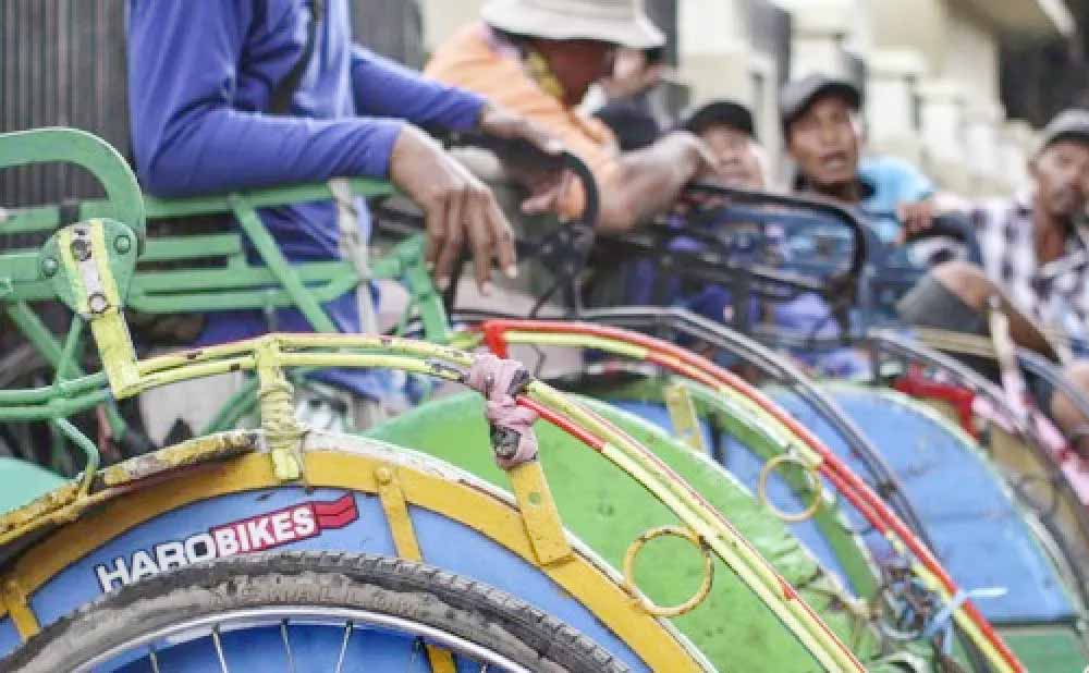 Kronologi Kecelakaan Maut di Cengkareng: Tukang Becak Motor Tabrak Pemotor, Dilarikan ke Puskesmas Tapi Tewas!