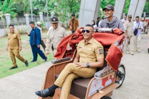 Presiden Prabowo Serahkan B...
