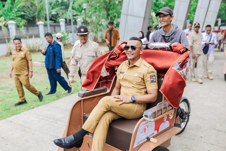 Presiden Prabowo Serahkan Bantuan 160 Unit Becak Listrik ...